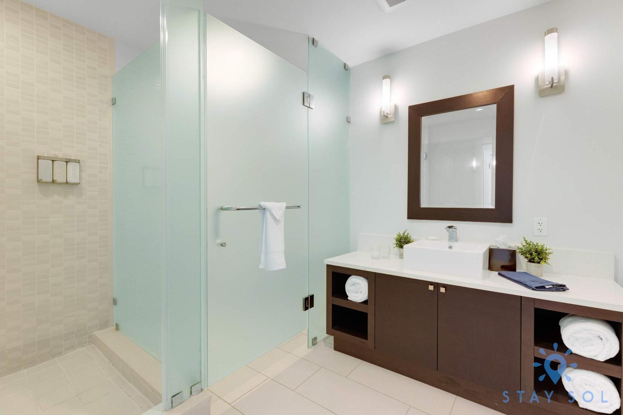 Stylish 1br - 2bth Apartment *